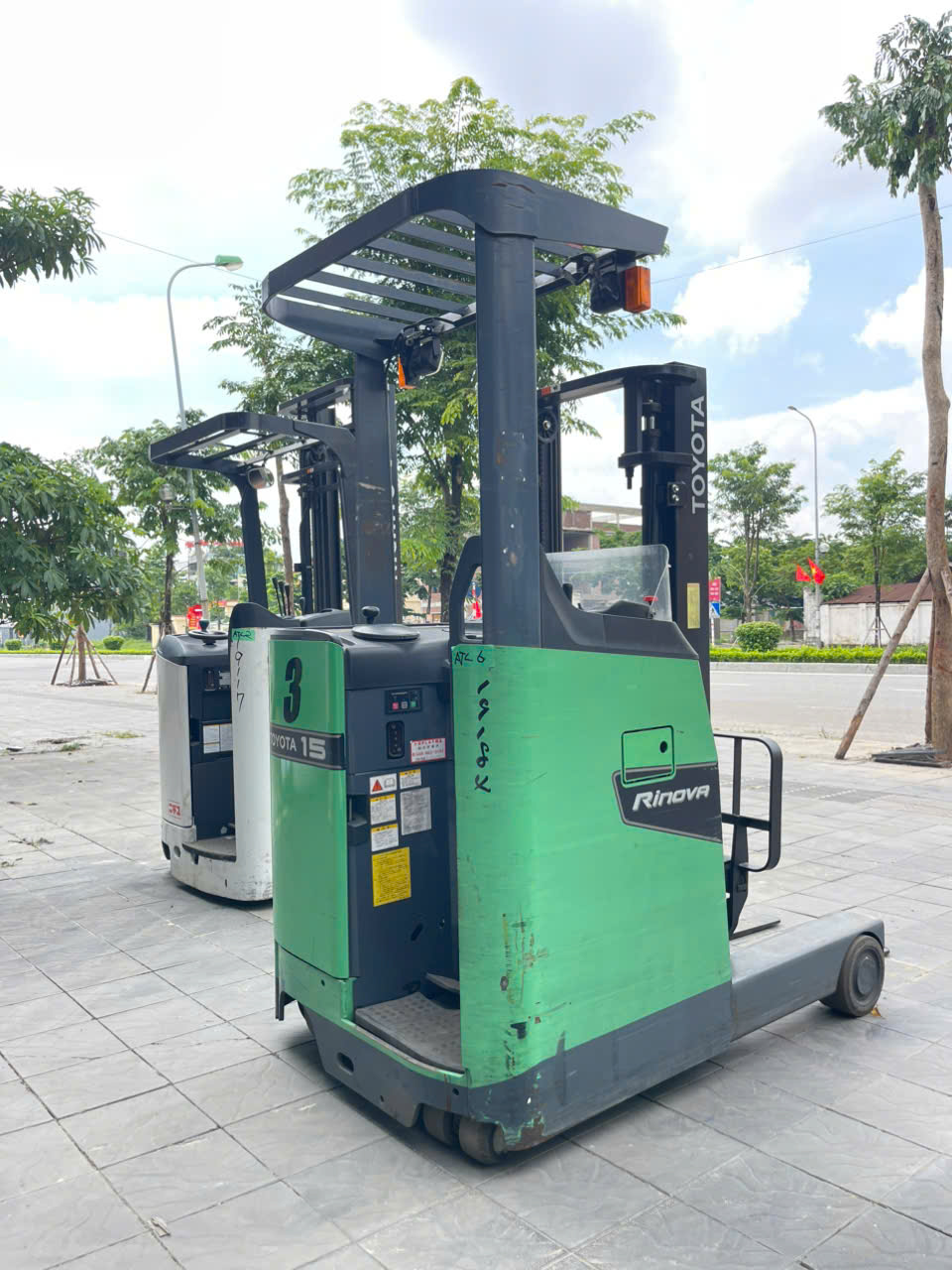 Xe nâng điện đứng lái 1.5 tấn hiệu Toyota, Khung V3000, Sản xuất T12/2019. Hàng qua sử dụng nhập chính ngạch Nhật Bản.